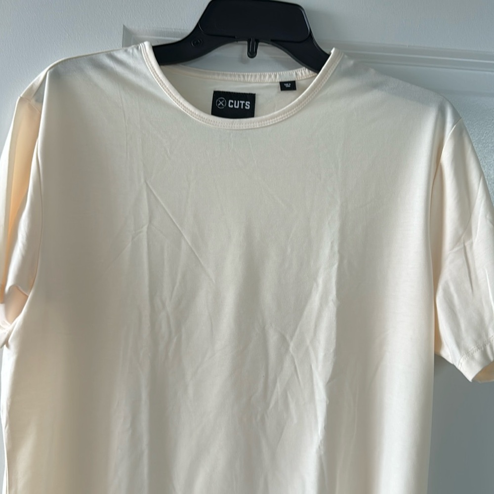 CUTS nwot Men’s Medium T Shirt